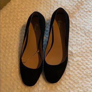 Black dress shoe with gold heel accent